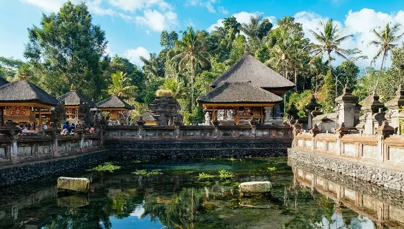 Bali Tour Package: Trik Menghindari Antrean Panjang di Spot Foto Candi Lempuyang